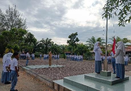 Pembina Upacara, Tekankan Kedisiplinan dan Apresiasi Program MBG di SMA Negeri 3 Meulaboh.